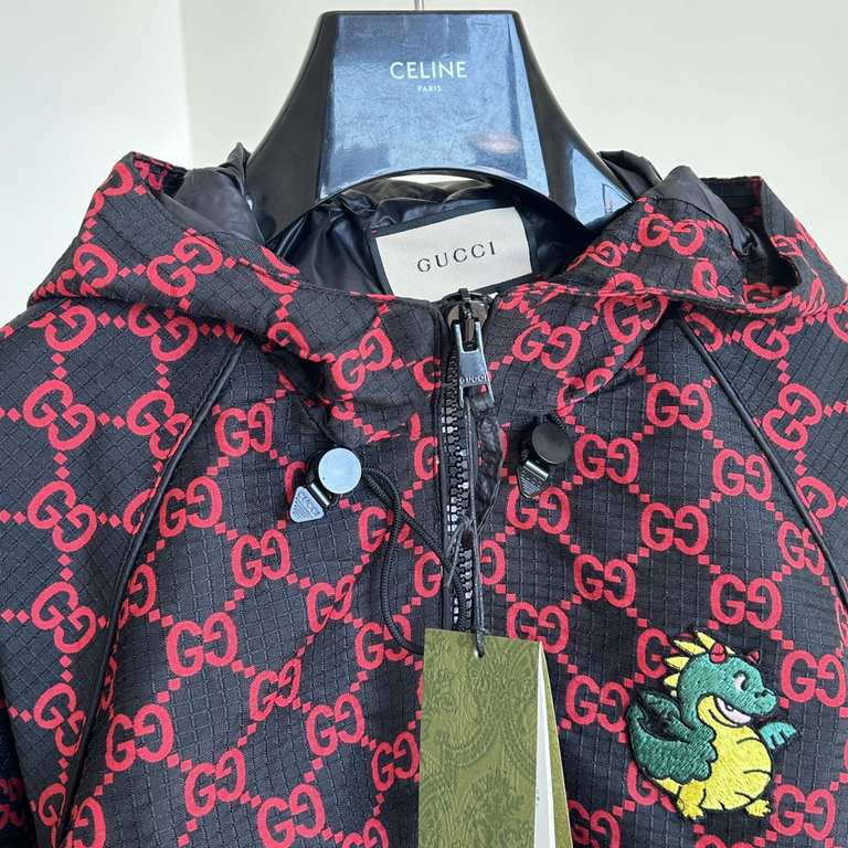 445GuccGucci 24 New Dragon Year Celebration Collection Jacquard Hooded Punching JacketSize  SMLXLMade of YB jacquard material, the jacquard pattern has a small dinosaur embroidery embellishment, and the hooded jacket is 