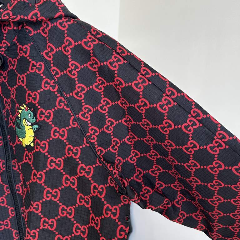 445GuccGucci 24 New Dragon Year Celebration Collection Jacquard Hooded Punching JacketSize  SMLXLMade of YB jacquard material, the jacquard pattern has a small dinosaur embroidery embellishment, and the hooded jacket is 