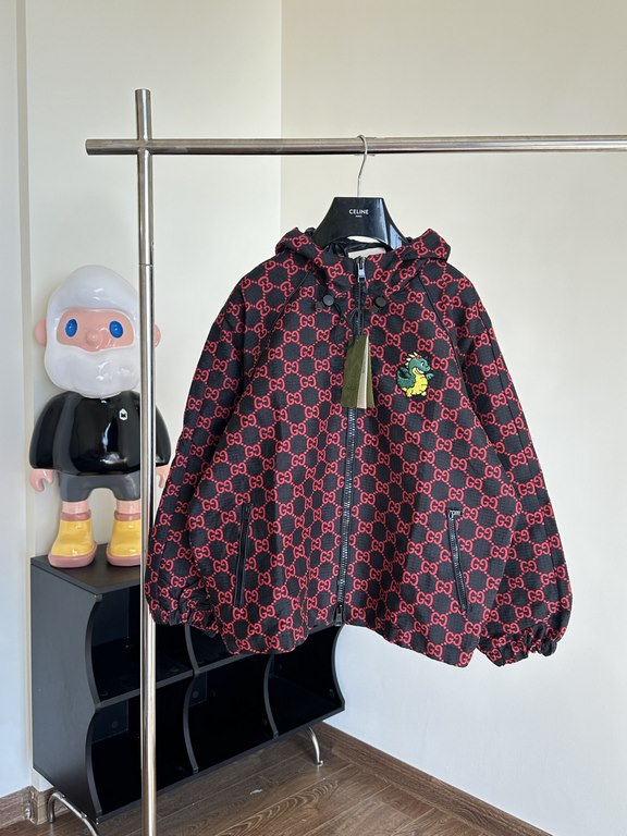 445GuccGucci 24 New Dragon Year Celebration Collection Jacquard Hooded Punching JacketSize  SMLXLMade of YB jacquard material, the jacquard pattern has a small dinosaur embroidery embellishment, and the hooded jacket is 