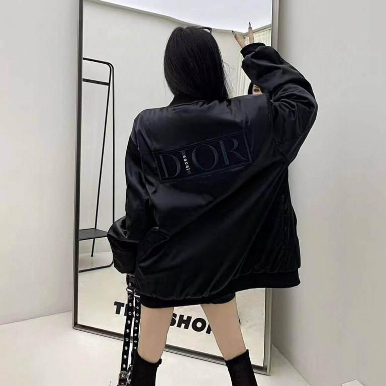 315Model No. C68Dior Dior 2023 fall and winter new short heavy embroidery pilot jacket cotton jacket3 Dior's name Dior is a combination of God and gold in French. Named after his brand Christian Dior (referred to as CD),