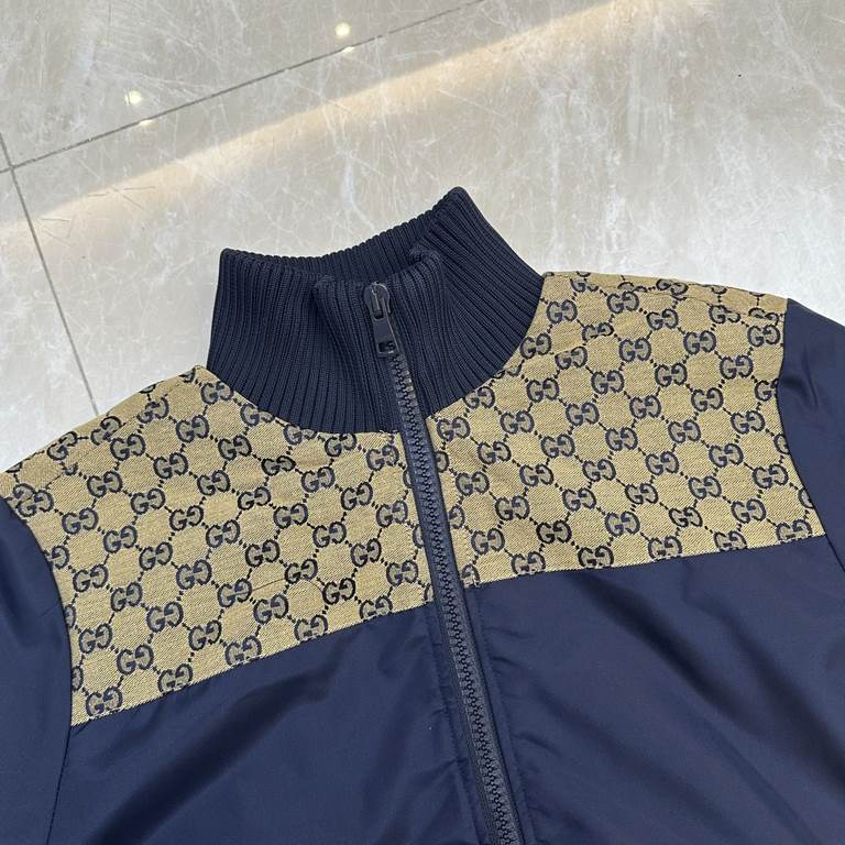 P423GUCCGucci Spliced zipper jacket jacketSize：SMLXLOriginal ￥163,200 purchase, navy nylon canvas, GG canvas over-the-shoulder piping, interlocking double G embroidered appliqués, ribbed piping, quilted diamond shaped li