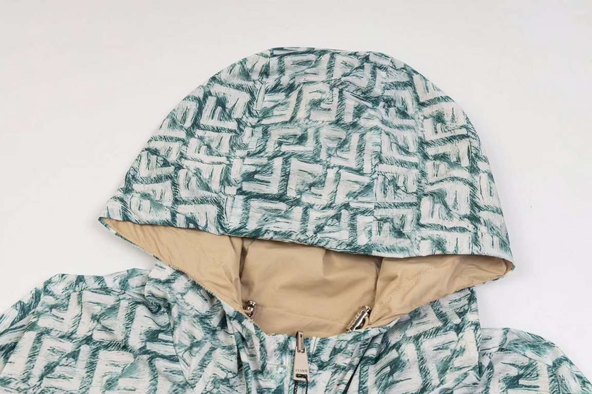 P325 Fend Fendi Green FF Nylon Jacket (Reversible)Fabric made of nylon Trimmed with an all-over fringe effect light green old-fashioned floral print.With hood and side zipper pockets Hood with adjustable drawstring, draw