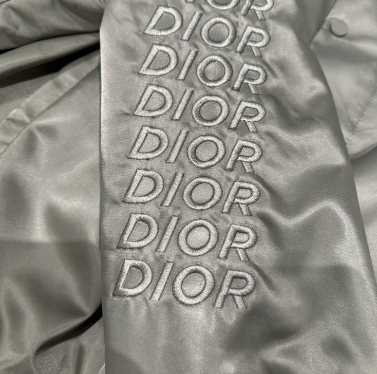 505 Dior Dior 2023fw FallWinter New Aviator JacketSIZE 46485052Counter price 27205New for Spring 2024, this aviator jacket is adorned with the Christian Dior Rue Franois 1er Paris 1947 logo on the front, a nod to Dior's 