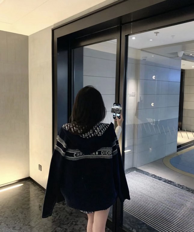 440 DIORDior Reversible Cashmere Old Flower Logo Knit JacketA super thick jacket! The first side is a solid color logo patchwork, the second side is Dior classic old flowers! The fabric is imported cashmere ten wool blen