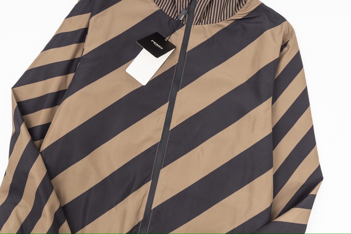 P350 FENDI  Fendi full print LOGO reversible jacket.Divided into striped face and full logo jacquard face, two styles to switch at will, the style does not need to say more, low-key luxury, both sides take away the class