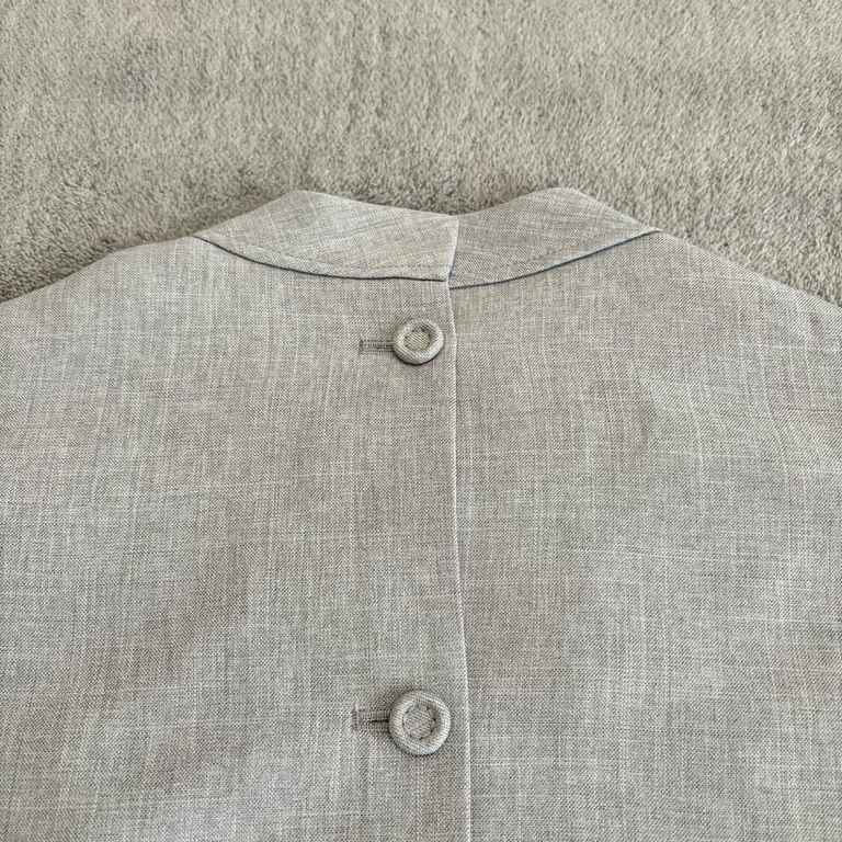 380 CD 23FW Reverse Button Stand Up Collar Wool Long Sleeve Jacket The entire garment is made of wool fabric Brand new stand up collar shape Traditional handmade wrapped button process Pleated cuffs design All pairs are 