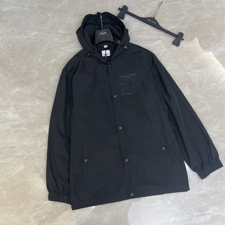 P435BBR Burberry Bur Equestrian Rider Hooded Jacket Windbreaker CoatSize：SMLLightweight hooded jacket in shape-memory taffeta with a regular fit. Adorned with a screen-printed equestrian rider logo, embellished with Thom