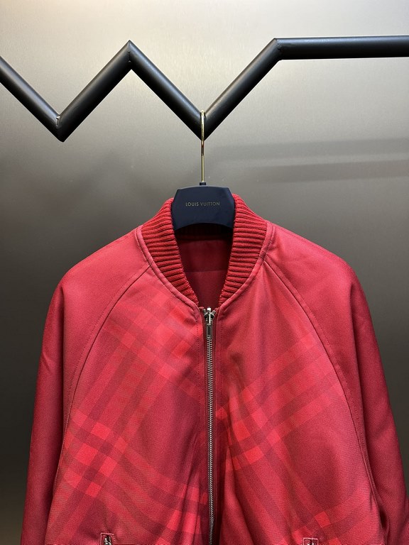 565 Burberry Reversible War Horse Embroidered Jacket Cotton JacketVery simple commuter design, basically there is no complex elements, which is BUR this year a pop-up jacket classic design, on the body is generous enough