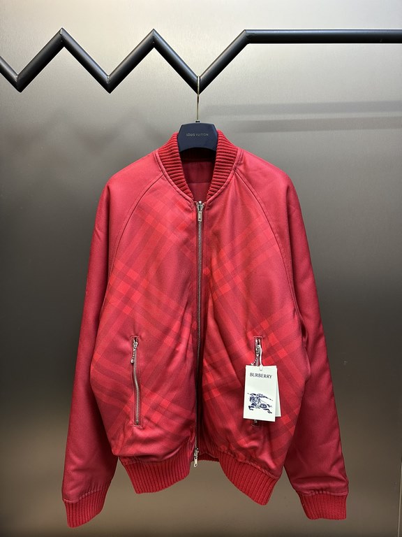 565 Burberry Reversible War Horse Embroidered Jacket Cotton JacketVery simple commuter design, basically there is no complex elements, which is BUR this year a pop-up jacket classic design, on the body is generous enough