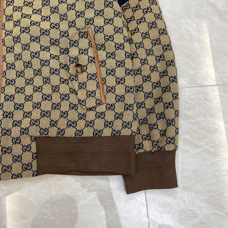 425GucciGucci 23SS Double G Jacquard Colorblocked Striped Jacket JacketSize：SMLXLThis aviator jacket is so beautiful, the whole piece is made of composite jacquard fabric process Exclusive custom weaving and dyeing yarn 