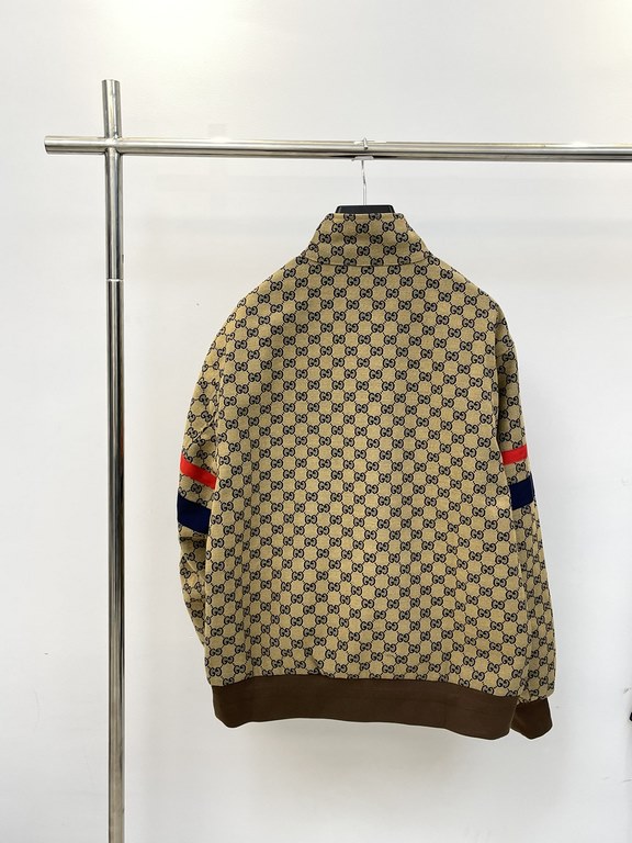 425GucciGucci 23SS Double G Jacquard Colorblocked Striped Jacket JacketSize：SMLXLThis aviator jacket is so beautiful, the whole piece is made of composite jacquard fabric process Exclusive custom weaving and dyeing yarn 