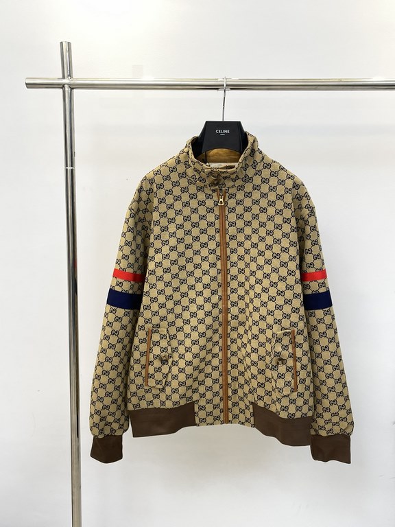 425GucciGucci 23SS Double G Jacquard Colorblocked Striped Jacket JacketSize：SMLXLThis aviator jacket is so beautiful, the whole piece is made of composite jacquard fabric process Exclusive custom weaving and dyeing yarn 