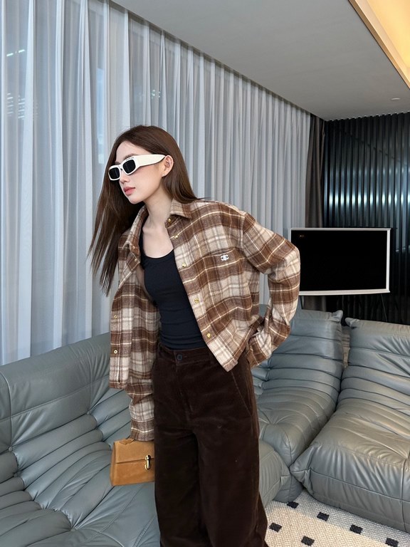 390 CELINE CELINE 23 FallWinter Checked Wool Short Shirt (Women's)SIZE SMLEmbroidered country style plaid wool short coat collar shirtClassic cashmere plaid shirt Brand logo pattern sewn on chest1 patch pocket on chest B