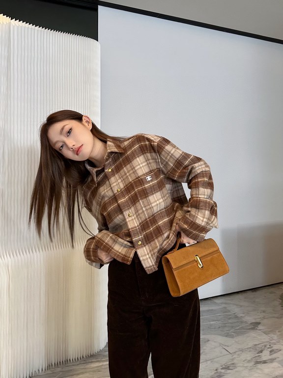 390 CELINE CELINE 23 FallWinter Checked Wool Short Shirt (Women's)SIZE SMLEmbroidered country style plaid wool short coat collar shirtClassic cashmere plaid shirt Brand logo pattern sewn on chest1 patch pocket on chest B