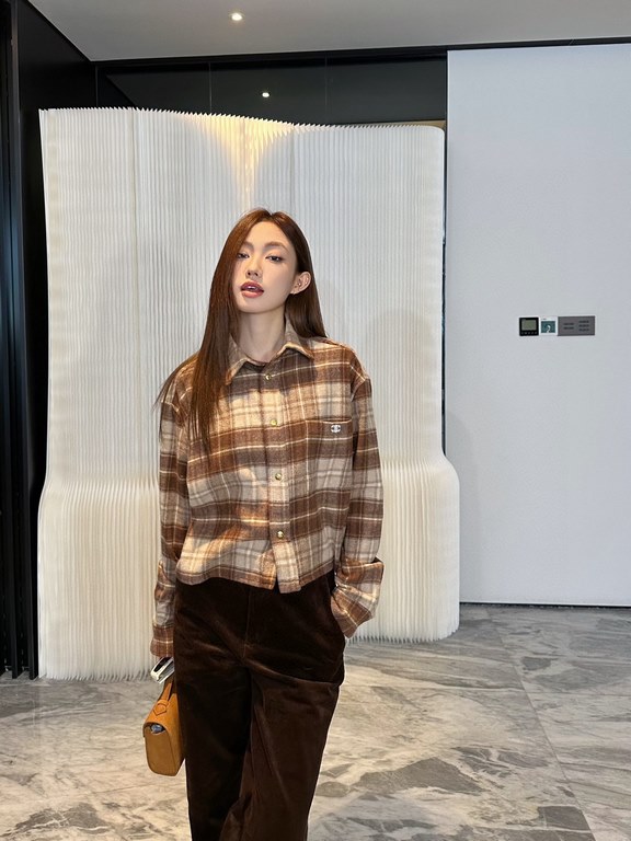 390 CELINE CELINE 23 FallWinter Checked Wool Short Shirt (Women's)SIZE SMLEmbroidered country style plaid wool short coat collar shirtClassic cashmere plaid shirt Brand logo pattern sewn on chest1 patch pocket on chest B