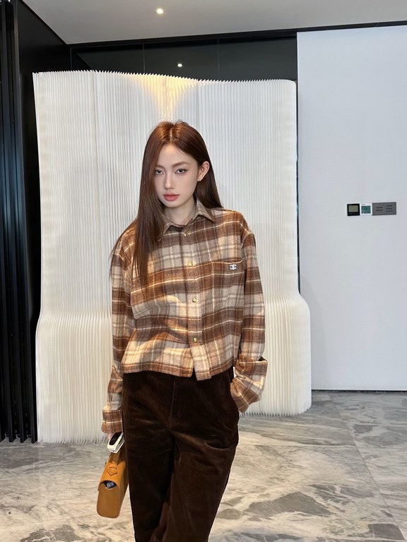 390 CELINE CELINE 23 FallWinter Checked Wool Short Shirt (Women's)SIZE SMLEmbroidered country style plaid wool short coat collar shirtClassic cashmere plaid shirt Brand logo pattern sewn on chest1 patch pocket on chest B