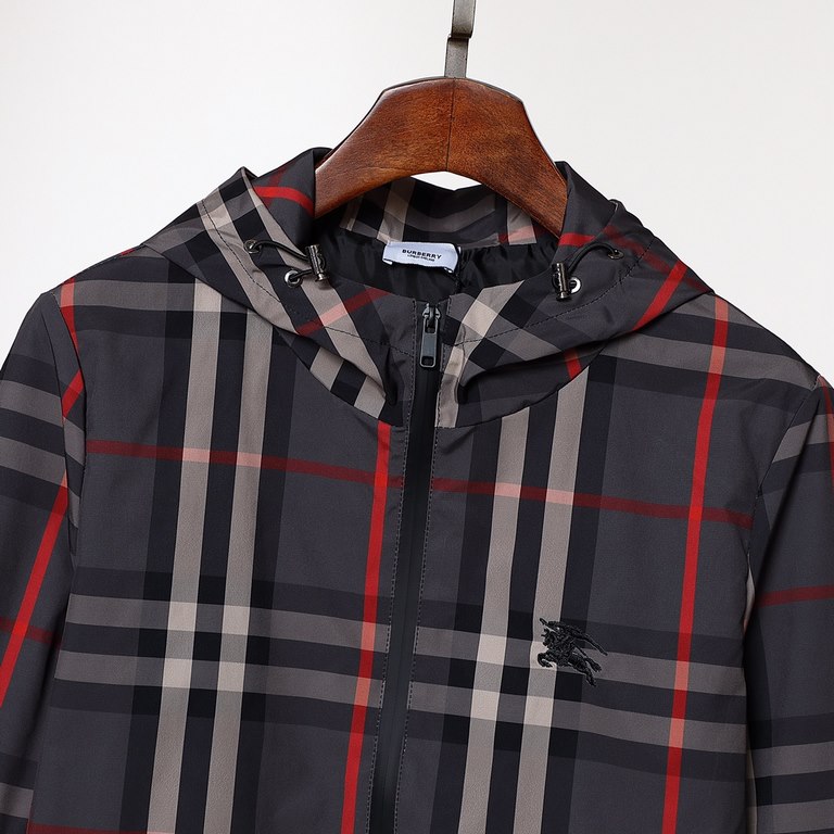 310 Burberry Burberry Hooded Coat English Check Jacket, the material is windproof and rainproof, the insulation is superb, and very breathable. The whole piece of clothing is divided into two sides, one side is the check