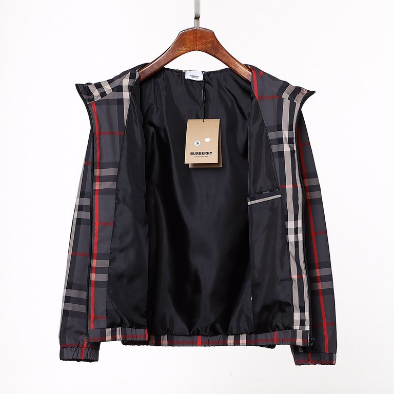 310 Burberry Burberry Hooded Coat English Check Jacket, the material is windproof and rainproof, the insulation is superb, and very breathable. The whole piece of clothing is divided into two sides, one side is the check