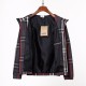 310 Burberry Burberry Hooded Coat English Check Jacket, the material is windproof and rainproof, the insulation is superb, and very breathable. The whole piece of clothing is divided into two sides, one side is the check