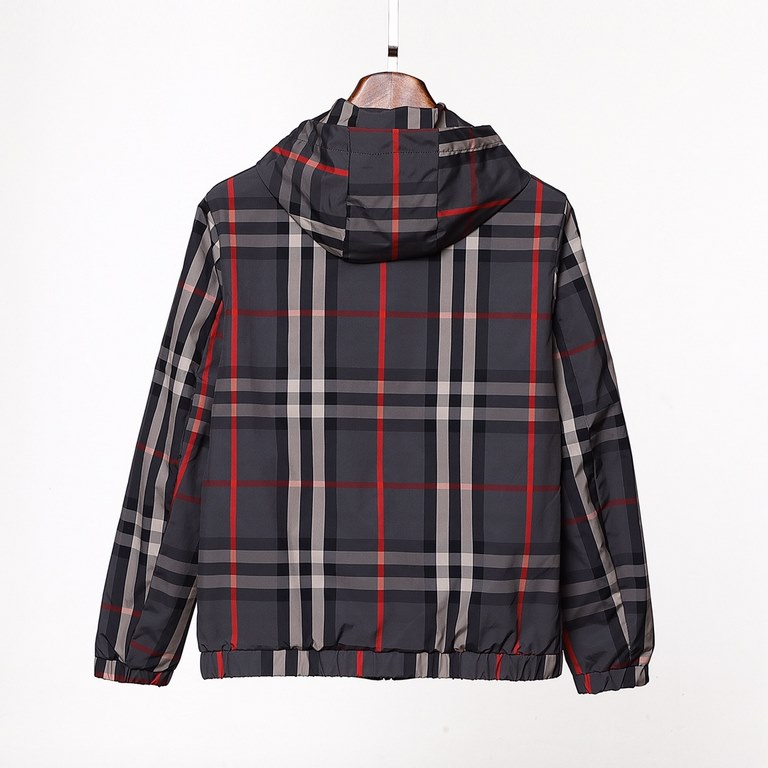 310 Burberry Burberry Hooded Coat English Check Jacket, the material is windproof and rainproof, the insulation is superb, and very breathable. The whole piece of clothing is divided into two sides, one side is the check