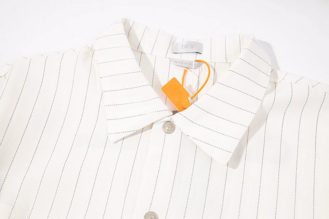 P300 Di0r 2023 SS SpringSummer new plain knit long sleeve jacket. Tailored beige cotton fabric, full body dashed stripes design, engraved hardware buttons, small brand letters embroidered on the front chest, echoing the 