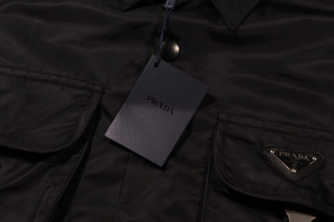 P315,PRADA 2023ss Re-Nylon Recycled Nylon Jacket Two Ways to Wear Removable Sleeves, Transforms into a Short Sleeve Shirt in a SecondSIZE XSSMLThis minimalist jacket expresses a modern attitude in Re-Nylon, a recycled ny