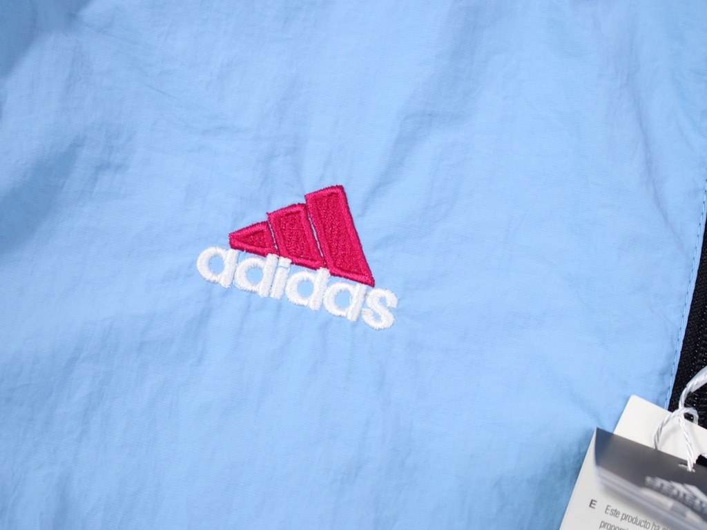 270#S07 Adidas Adidas Co-branded Arsenal Training Jersey American Vintage Reversible Jersey Jacket JacketAdidas customized Arsenal 2223 season training jersey Although it is a jersey, but the sky blue fabric with pink em