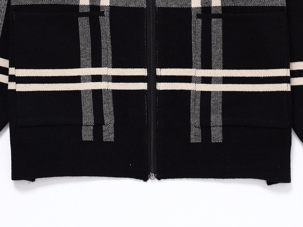 240 (top version, differentiated currency)Style Burberry Burberry Chest Stripe Patchwork Plaid Jacket JacketColor Picture ColorSize M-XXLMaterial 50% wool  polyesterAccessories full set of customized accessoriesGender-ne