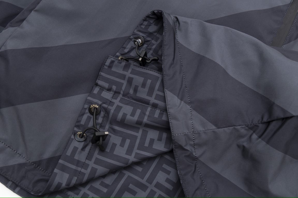 335  (Reversible)FENDI Fendi full printed LOGO reversible jacket, divided into striped surface and full LOGO jacquard surface, the two styles switch at will, the style does not need to say more, low-key luxury reversible