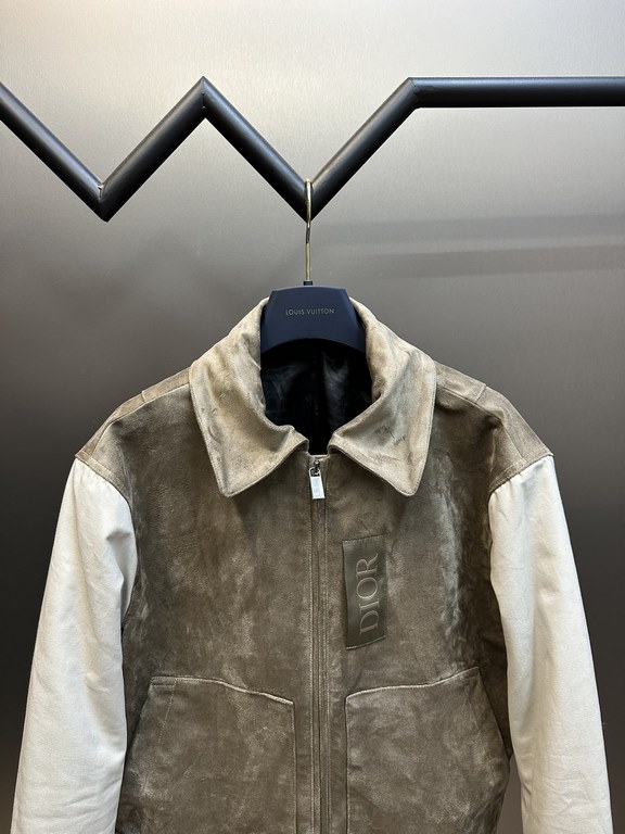 p500 Dior Dior Zipper Short JacketThis collegiate-inspired zipped short jacket combines different materials, colors and textures to create a contrasting silhouette. Crafted from brown cowhide leather, the tech-fabric sle