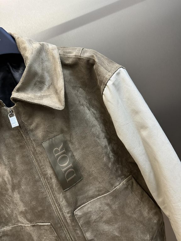 p500 Dior Dior Zipper Short JacketThis collegiate-inspired zipped short jacket combines different materials, colors and textures to create a contrasting silhouette. Crafted from brown cowhide leather, the tech-fabric sle