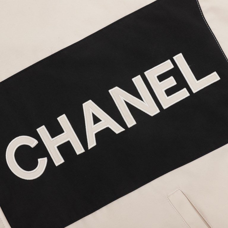 420CHANEL  Chanel embroidered slogan vintage zipper windbreaker jacketRecommended for fall and winter, refreshing and clean vintage style zipper jacket, this small fresh hooded jacket gives a very clean sense of seniorit