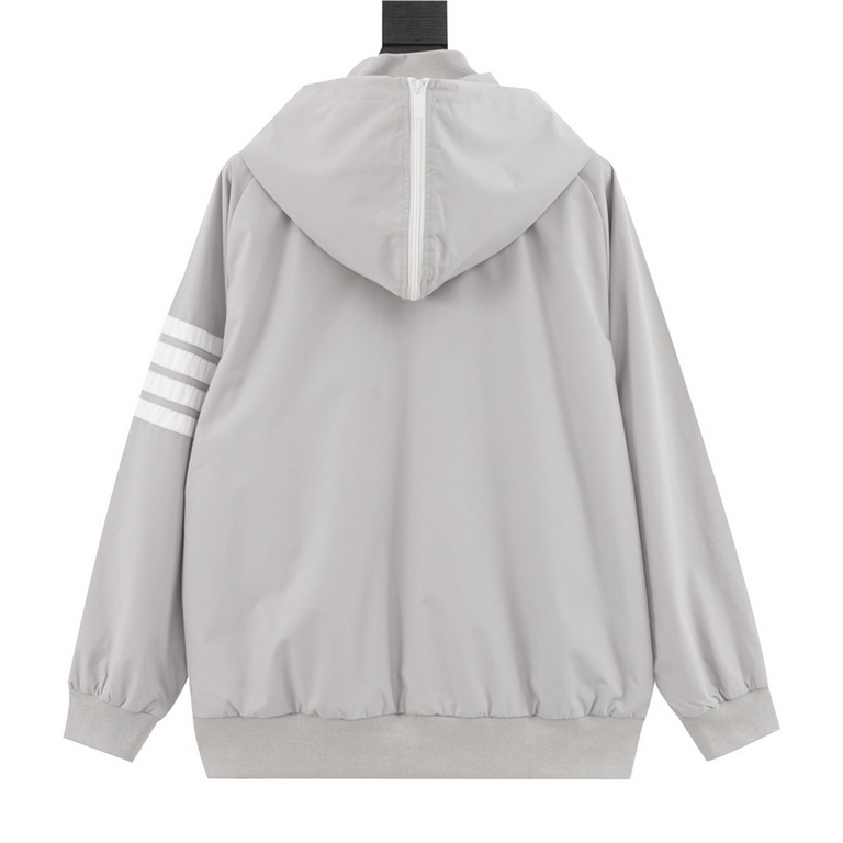 385Thom BrowneThom Browne Four Bar Windbreaker JacketThe fabric is made of original customized renewable environmentally friendly nylon woven fabric, the surface of the fabric to add waterproof coating to make the clothe