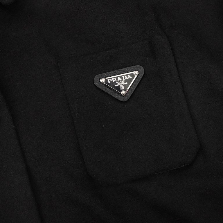 400PradaPrada Triangle Label Cashmere Long Sleeve JacketCustomized dyeing and weaving yarn, face yarn made of 100% cashmere material, bottom yarn made of 100% polyester fiber material, custom triangle label, four buttons