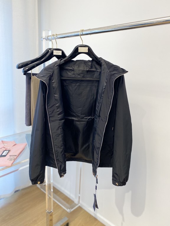 380 New jacket jacket, fashionable and handsome, simple and versatile models, chest hardware decorated with triangular label logo, customized original fabric, not only stiff, keep the trend of the silhouette, but also we