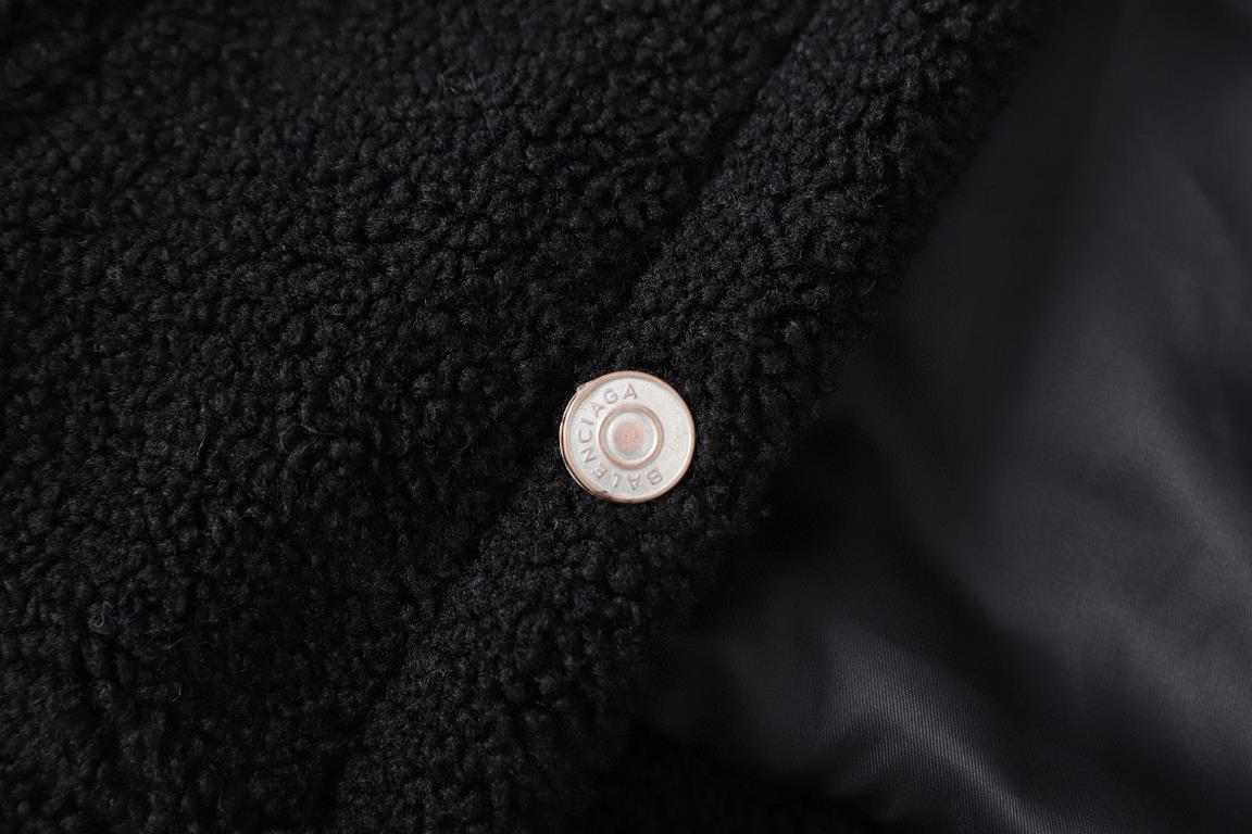 p325                  NewThis is a cropped long-sleeve cashmere jacket jacket with a clean design fit, small logo embroidery on the front chest, and small logo on the buttons to match.      black. Coffee           X     