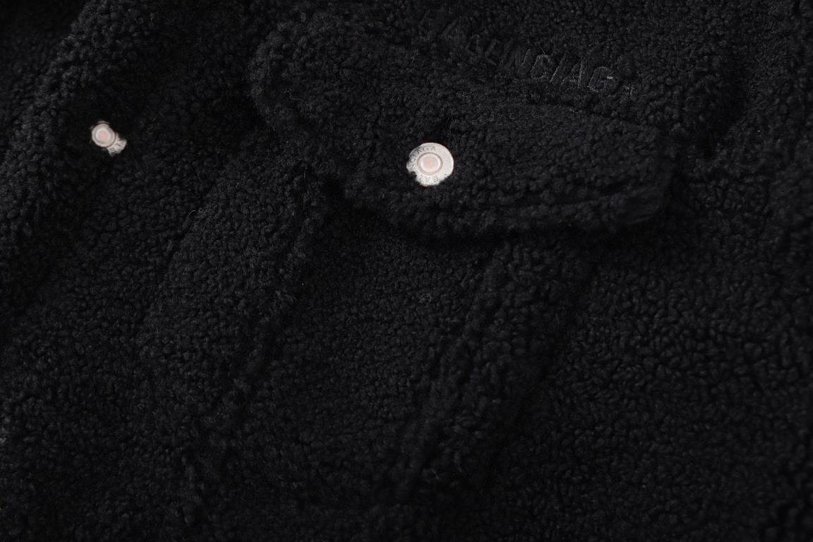 p325                  NewThis is a cropped long-sleeve cashmere jacket jacket with a clean design fit, small logo embroidery on the front chest, and small logo on the buttons to match.      black. Coffee           X     