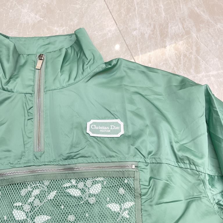 P365DioDio 23 spring and summer new half-zipper pullover jacket coatSize：XSSMLCrafted from waterproof avocado-colored satin tech fabric with contrasting mesh fabric zipper pockets Embroidered chest box embellished with C