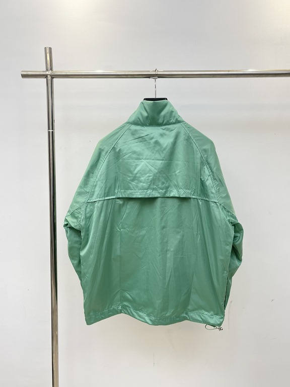 P365DioDio 23 spring and summer new half-zipper pullover jacket coatSize：XSSMLCrafted from waterproof avocado-colored satin tech fabric with contrasting mesh fabric zipper pockets Embroidered chest box embellished with C