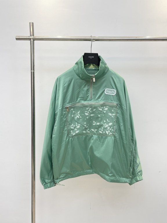 P365DioDio 23 spring and summer new half-zipper pullover jacket coatSize：XSSMLCrafted from waterproof avocado-colored satin tech fabric with contrasting mesh fabric zipper pockets Embroidered chest box embellished with C