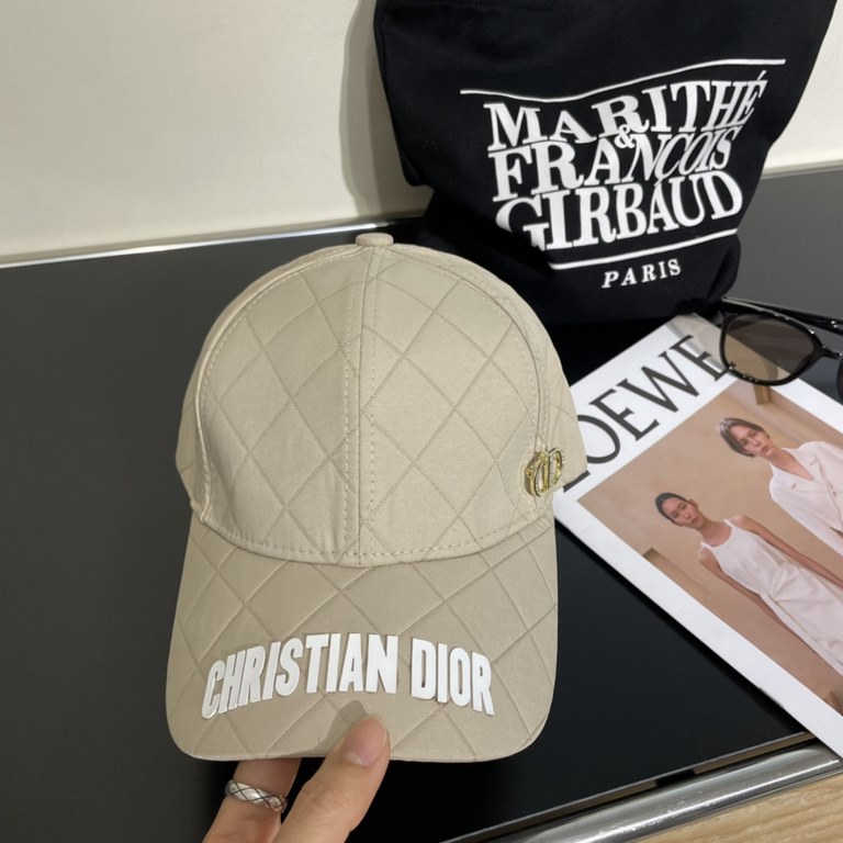 DIOR Dior  , DIOR official website synchronized with the release of the new D family baseball cap, the whole cap texture is super good, the effect on the head is very nice, loli imperial sister can be outstanding, super 