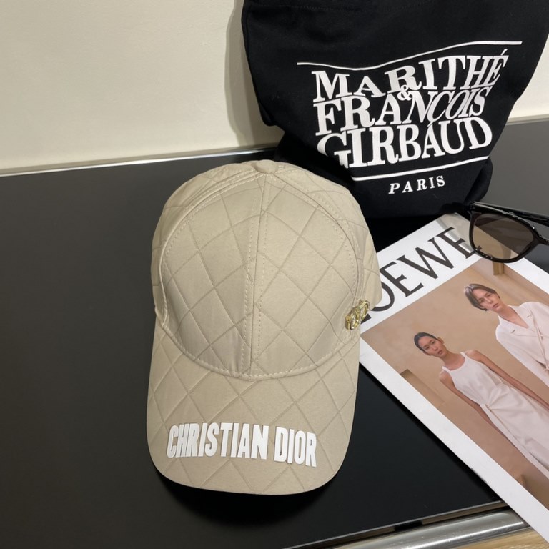 DIOR Dior  , DIOR official website synchronized with the release of the new D family baseball cap, the whole cap texture is super good, the effect on the head is very nice, loli imperial sister can be outstanding, super 