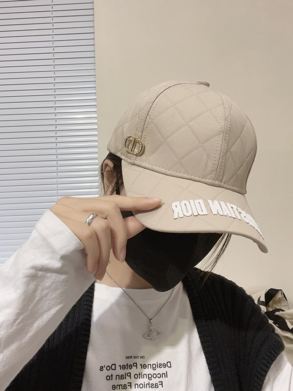 DIOR Dior  , DIOR official website synchronized with the release of the new D family baseball cap, the whole cap texture is super good, the effect on the head is very nice, loli imperial sister can be outstanding, super 