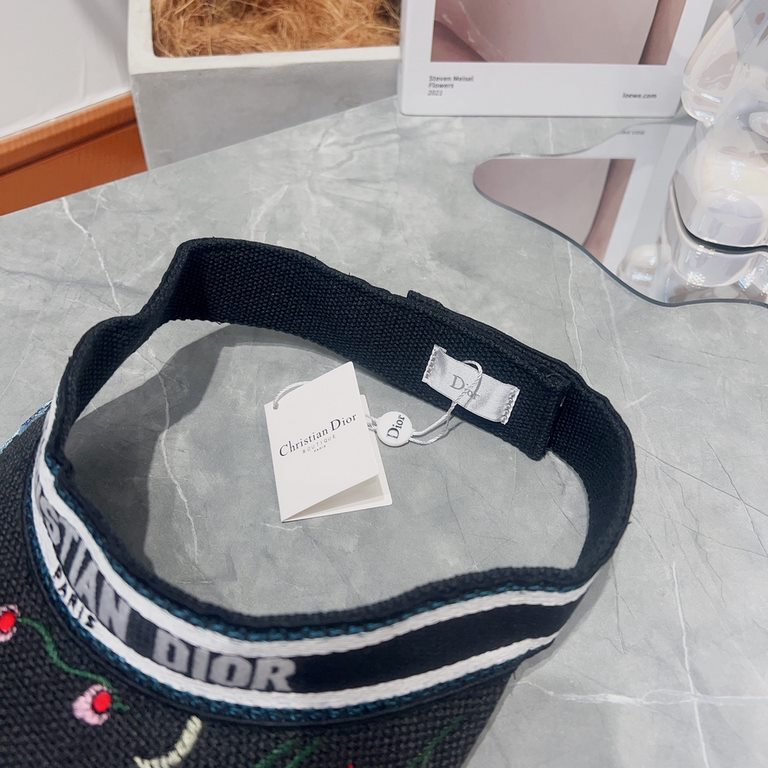 Dior Dior   D family new old flower webbing embroidery letters floral hollow cap. Sun hat duck tongue cap landscape painting, summer outing must-have