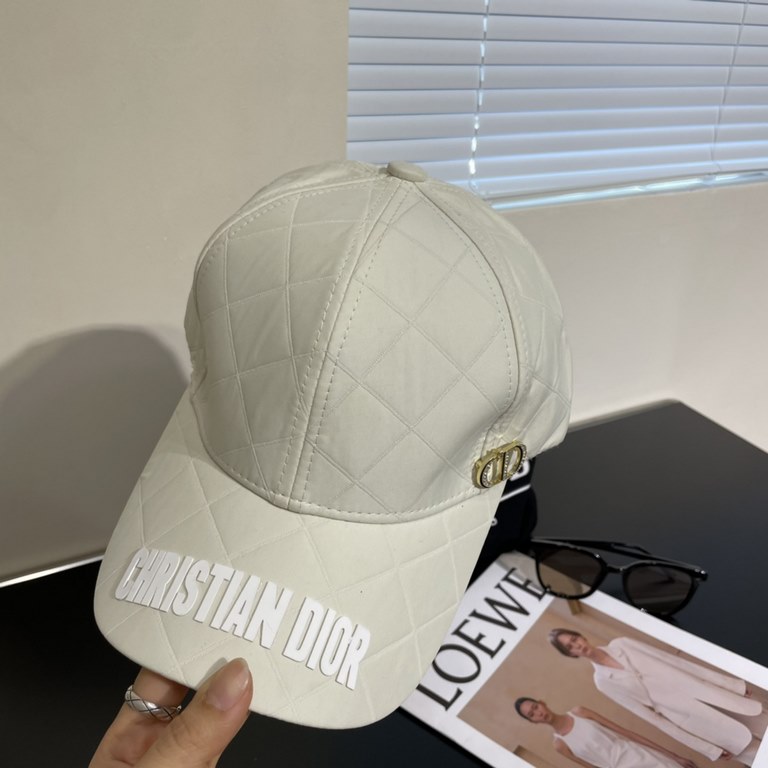 DIOR Dior  , DIOR official website synchronized with the release of the new D family baseball cap, the whole cap texture is super good, the effect on the head is very nice, loli imperial sister can be outstanding, super 