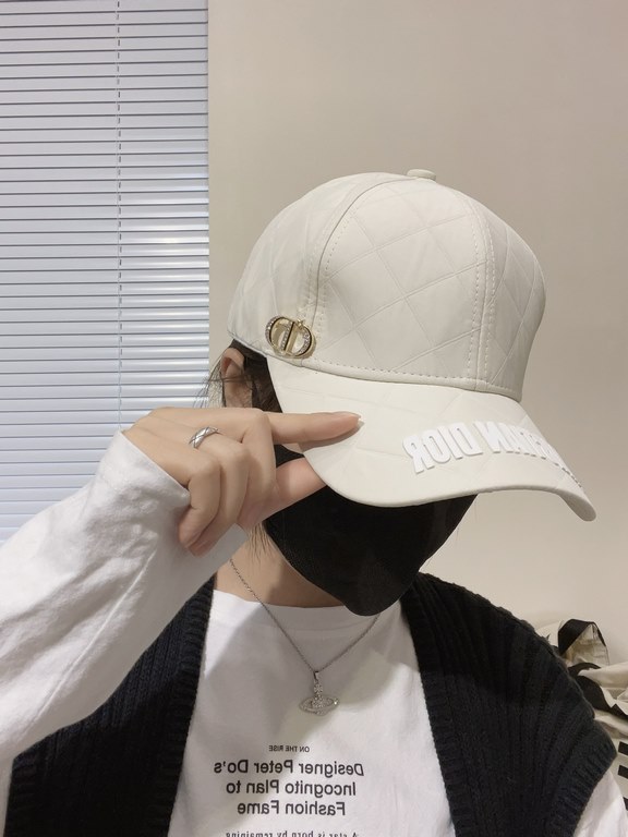 DIOR Dior  , DIOR official website synchronized with the release of the new D family baseball cap, the whole cap texture is super good, the effect on the head is very nice, loli imperial sister can be outstanding, super 