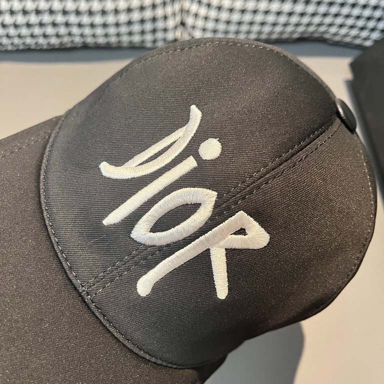 Dior baseball cap, Dior embroidery.With box cloth bag, Dior (Dior) new original single baseball cap, Dior embroidery, net red stars with the same models, 11 open mold customized, cotton fabric   head layer cowhide, cotto