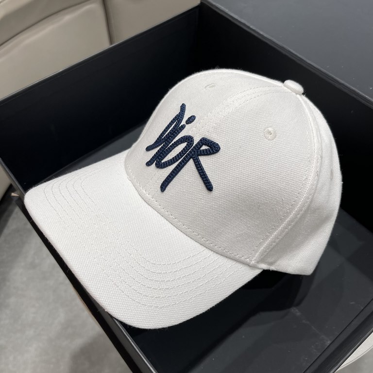 Dior Dior baseball cap beautifully Simple atmosphere  Fashionable and generous Low-profile luxury Sun protection, fashion both, hundred models Pro, hurry to get it You deserve it! Adjustable size!