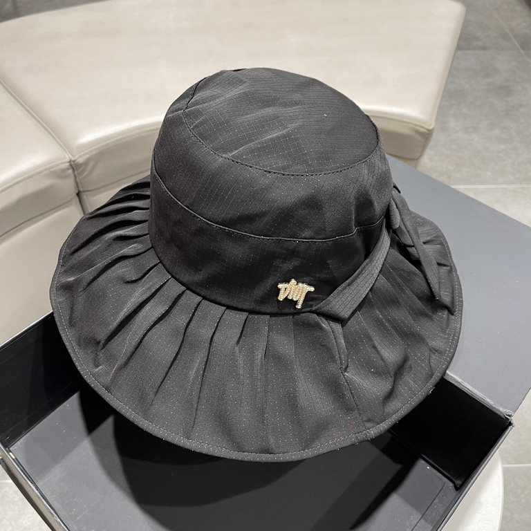 DIOR Dior  , DIOR official website synchronized with the release of new models D family fisherman hat, the whole hat texture is super good, the effect on the head is very nice, loli imperial sister can be outstanding, su