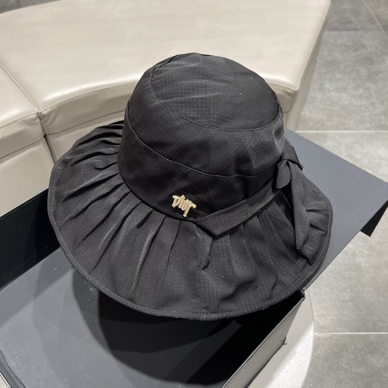 DIOR Dior  , DIOR official website synchronized with the release of new models D family fisherman hat, the whole hat texture is super good, the effect on the head is very nice, loli imperial sister can be outstanding, su